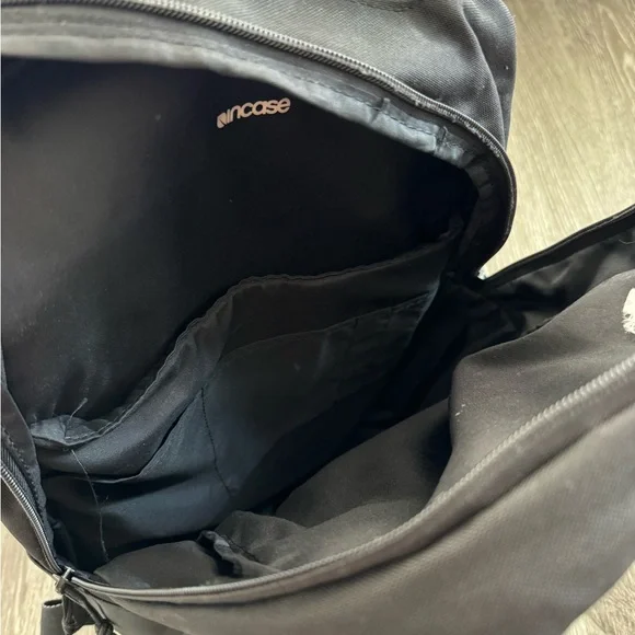 Apple Incase Backpack - Picture 3 of 3